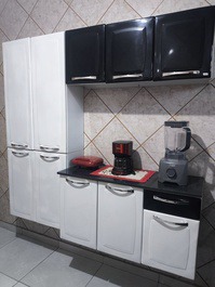 Cozinha completa com equipamentos e utensílio para preparo de alimentos diversos em casa 