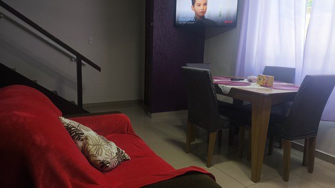 Sala com sofás e smart tv com netflix