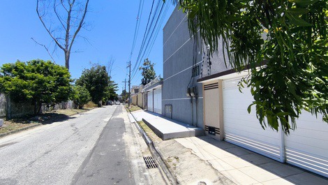 Rua principal asfaltada e de fácil acesso onde e permitido estacionar sem restrições 