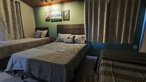 Quarto superior amplo com 2 camas de casal e 1 de solteiro com todo enxoval disponível 