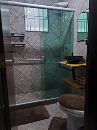 Banheiro completo no piso inferior 