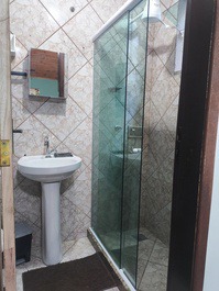 Banheiro completo no piso superior 