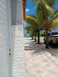 Entrada da casa mostrando proximidade com a praia