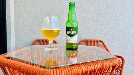 Deck frontal com mesa bistrô