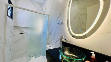 Banheiro suíte frente rua 