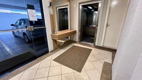 Apartamento en Meia Praia, a 200 metros del mar.