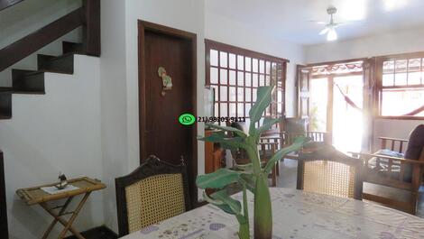 Sala 2 ambiente com tv e mesa de jantar