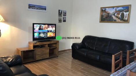 Sala com tv e mesa de jantar