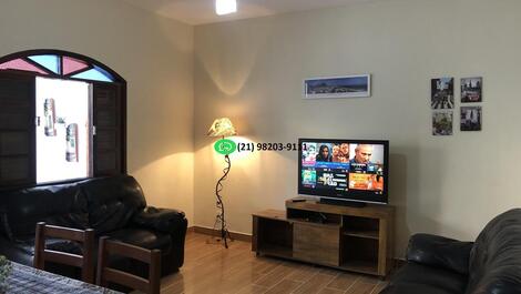 Sala com tv e mesa de jantar