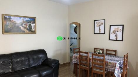 Sala com tv e mesa de jantar