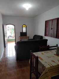House 5 minutes from Perequê Açu Beach, Ubatuba, sleeps 8. WhatsApp 12981727222