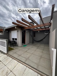 Estúdios Molhes, frente a la playa en Passo de Torres, aire acondicionado y garaje.