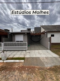 Estúdios Molhes, frente a la playa en Passo de Torres, aire acondicionado y garaje.