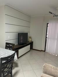 Apto 3 quartos, com 1 suite, coração de Meia Praia, 190m do mar!