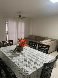 Apto 3 quartos, com 1 suite, coração de Meia Praia, 190m do mar!