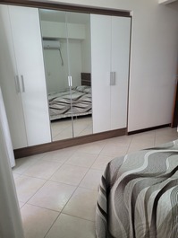 Apto 3 quartos, com 1 suite, coração de Meia Praia, 190m do mar!