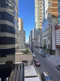 Apto 3 quartos, com 1 suite, coração de Meia Praia, 190m do mar!