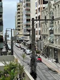 Apto 3 quartos, com 1 suite, coração de Meia Praia, 190m do mar!