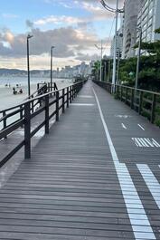 Apto 3 quartos, com 1 suite, coração de Meia Praia, 190m do mar!