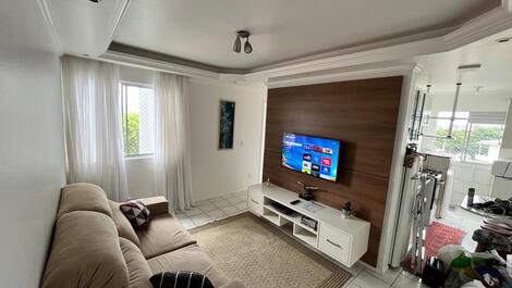 Sala aconchegante, com vista para o mar.