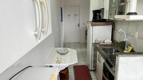 Cozinha com todos os eletrodomésticos e utensílios.