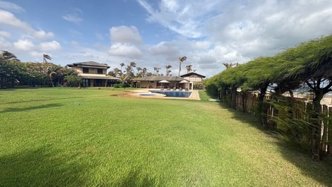 Casa pé na areia com piscina, jacuzzi e suítes climatizadas