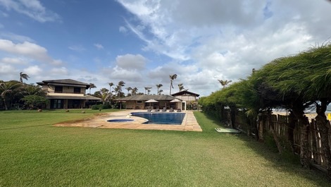 Casa pé na areia com piscina, jacuzzi e suítes climatizadas