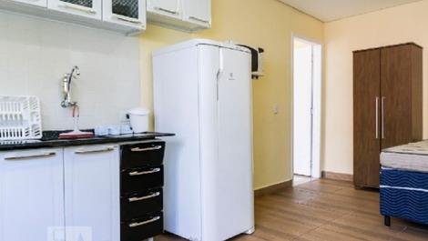 Cozinha e quarto ao fundo 