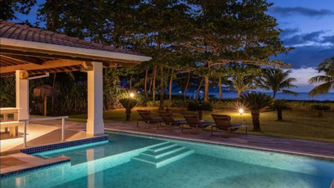 Casa em frente ao mar, praia de Guaecá.