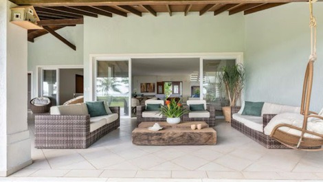 Casa em frente ao mar, praia de Guaecá.