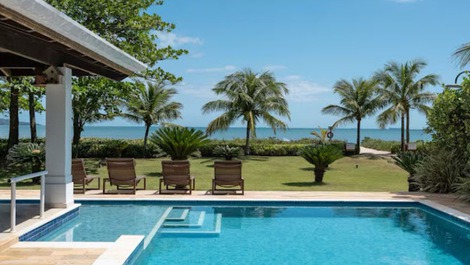 Casa em frente ao mar, praia de Guaecá.