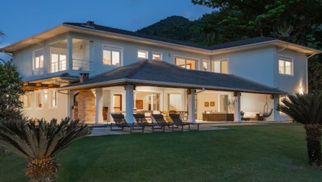 Casa em frente ao mar, praia de Guaecá.