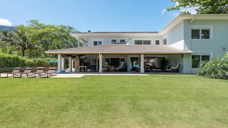 Casa em frente ao mar, praia de Guaecá.