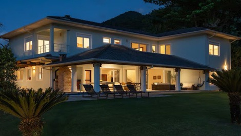 Casa em frente ao mar, praia de Guaecá.