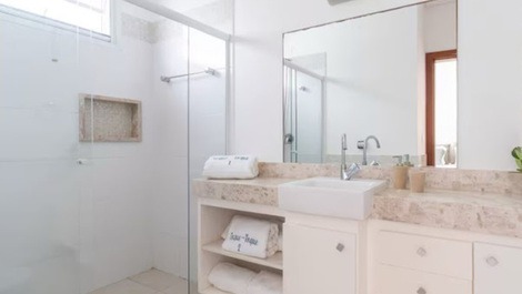 Casa em frente ao mar, praia de Guaecá.