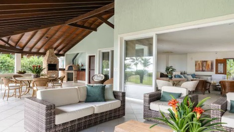 Casa em frente ao mar, praia de Guaecá.