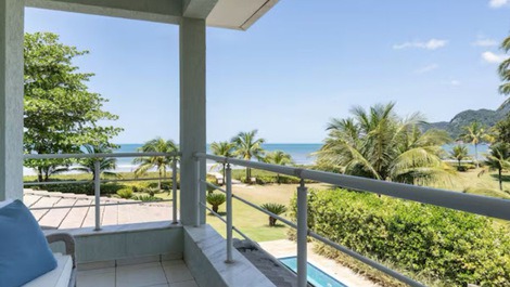 Casa em frente ao mar, praia de Guaecá.