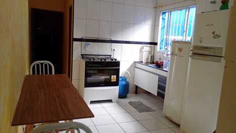 Cozinha equipada com 2 geladeiras, microondas, fogão 