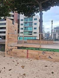Edifício cisne  pé na areia 