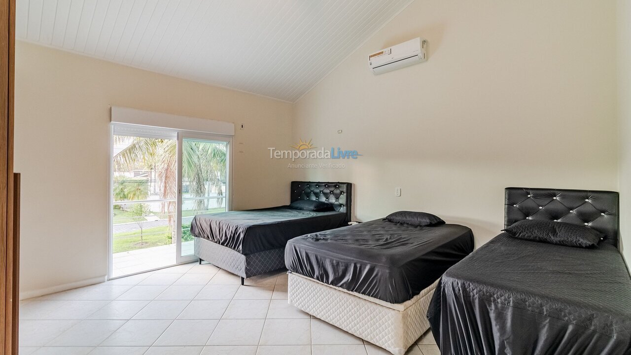 Casa para aluguel de temporada em Guarujá (Jd Acapulco)