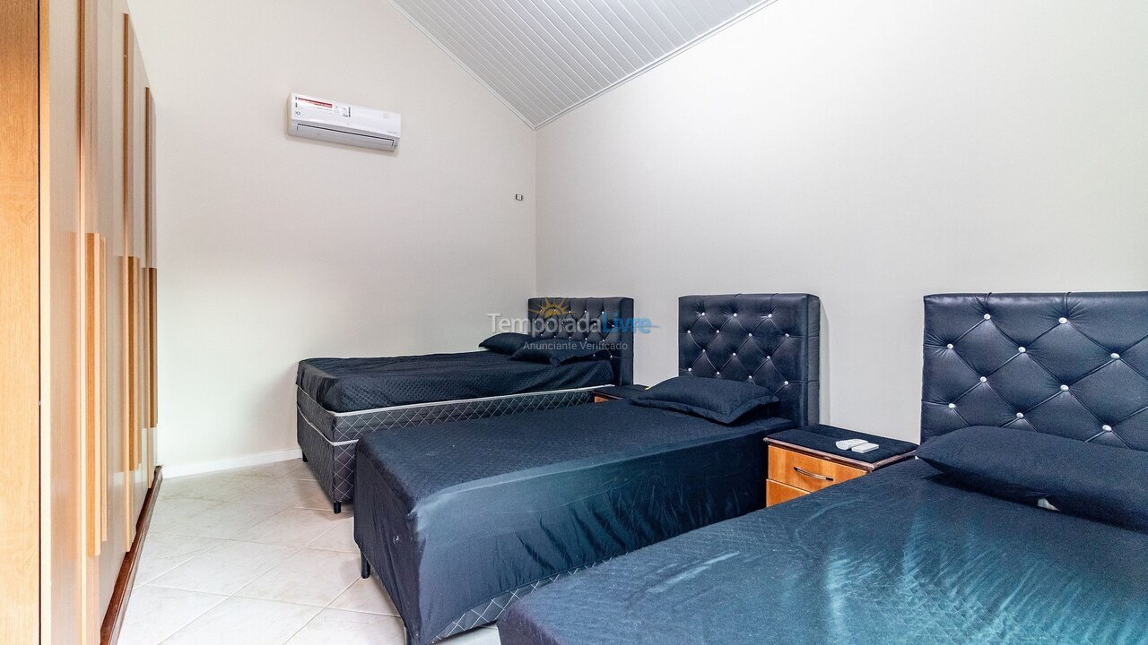 Casa para aluguel de temporada em Guarujá (Jd Acapulco)