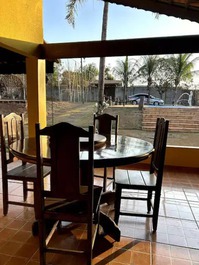 Chácara com piscina e linda área gourmet perto de Holambra