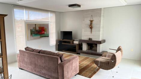 Linda casa com piscina