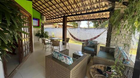 Amplia casa en Guarajuba con piscina, Wi-Fi, playa y parque infantil.