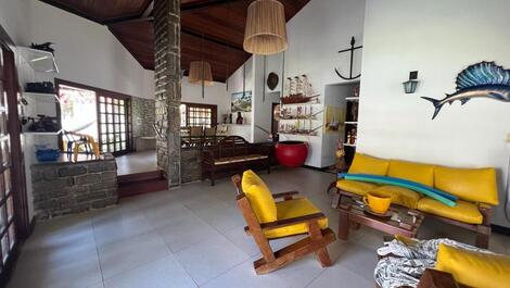 Amplia casa en Guarajuba con piscina, Wi-Fi, playa y parque infantil.