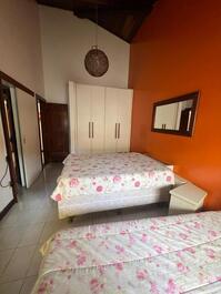 Amplia casa en Guarajuba con piscina, Wi-Fi, playa y parque infantil.