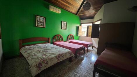 Amplia casa en Guarajuba con piscina, Wi-Fi, playa y parque infantil.