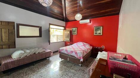 Amplia casa en Guarajuba con piscina, Wi-Fi, playa y parque infantil.