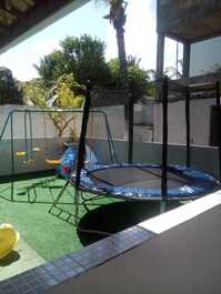 Amplia casa en Guarajuba con piscina, Wi-Fi, playa y parque infantil.