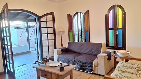 Estilo colonial com piscina e perto da praia